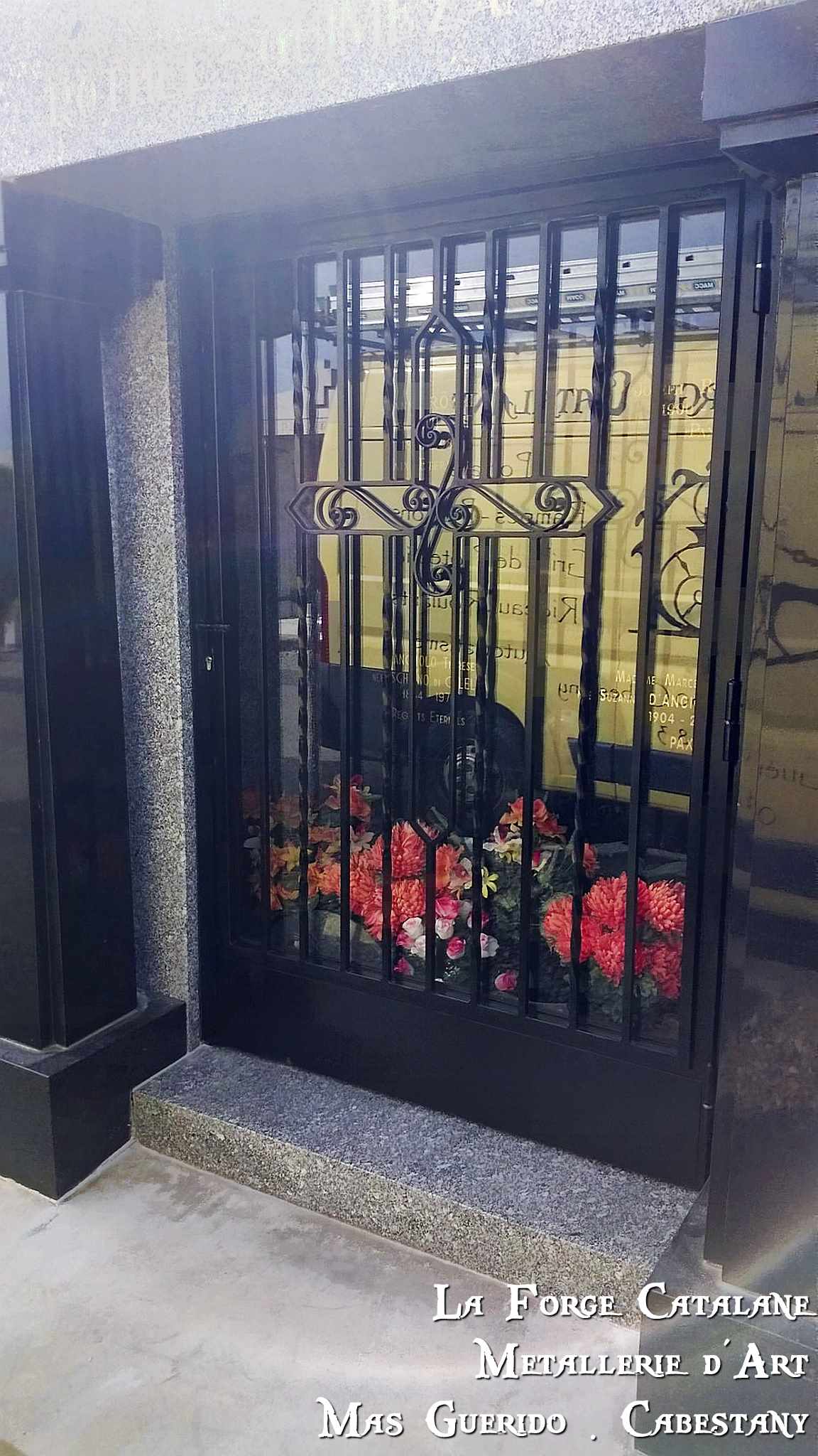 porte vitree caveau croix volutes barreaux torsade forge catalane.jpg